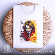 Футболка карта хаосу, біла, зображена на плетеній основі, фон світло-сірий, принт з обличчям персонажа, яскраві кольори жовтого та червоного, текст "Доля Гра!".
