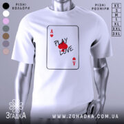 Футболка карта кохання, білого кольору, зображена на манекені, фон світло-сірий, принт у вигляді картки з написом 'PLAY LOVE' та червоними сердечками.