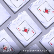 Футболка карта кохання, білого кольору, зображена на манекені, фон світло-сірий, принт у вигляді картки з написом 'PLAY LOVE' та червоними сердечками.