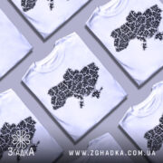 Футболка карта України білого кольору, зображена на манекені, з принтом у вигляді карти України, виконаним чорними літерами, на фоні світло-сірого кольору.