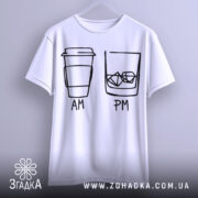 Футболка кава віскі, біла, підвішена на вішалці, фон світло-сірий, принт з малюнком кави та склянки з льодом, підписами AM та PM.