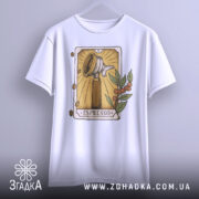 Футболка кавова магія. Біла футболка з коротким рукавом, ракурс спереду, фон світлий, принт з кавомолкою та рослинними елементами, футболка підвішена на вішалці.