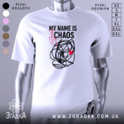 Футболка хаос настрій, біла, зображена на манекені, фон світло-сірий, принт чорний з червоним серцем та написом 'MY NAME IS CHAOS'.