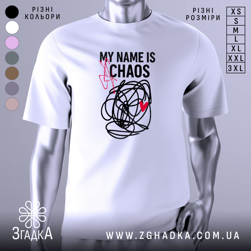 Футболка хаос настрій, біла, зображена на манекені, фон світло-сірий, принт чорний з червоним серцем та написом 'MY NAME IS CHAOS'.