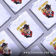 Футболка Харлі Квін білого кольору, зображена на манекені з правого ракурсу, фон світло-сірий. Принт зображає Харлі Квін з двома різними стилями, з написом 'HIS HARLEY' у верхній частині.