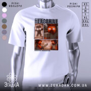 Футболка Херобрін майнкрафт білого кольору, зображена на манекені, фон нейтральний, принт містить чотири квадратні ілюстрації з персонажем Херобріном у грі Minecraft, з яскравими червоними очима та мечем.