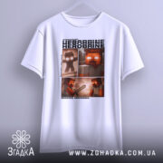 Футболка Херобрін майнкрафт білого кольору, підвішена на вішалці, фон світло-сірий, принт містить чотири квадратні ілюстрації з персонажем Херобріном, з акцентом на його червоні очі.