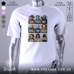 Футболка хорор класика, біла, зображена на манекені з правого боку, фон світло-сірий, принт містить дев'ять персонажів з фільмів жахів з їхніми роками, яскраві кольори принта, деталі чітко видимі.