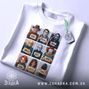 Футболка хорор класика, біла, зображена зверху, фон світло-сірий, принт містить дев'ять персонажів з фільмів жахів, на футболці є етикетка з зеленим шнурком, деталі принта яскраві і чіткі.
