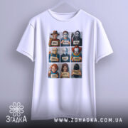 Футболка хорор класика, біла, зображена спереду на вішалці, фон світло-сірий, принт містить дев'ять персонажів з фільмів жахів, деталі принта яскраві, всі персонажі чітко видимі.