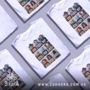 Футболка хорор класика, біла, зображена на манекені з правого боку, фон світло-сірий, принт містить дев'ять персонажів з фільмів жахів з їхніми роками, яскраві кольори принта, деталі чітко видимі.