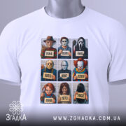 Футболка хорор класика, біла, зображена зверху, фон світло-сірий, принт містить дев'ять персонажів з фільмів жахів, на футболці є етикетка з зеленим шнурком, деталі принта яскраві і чіткі.
