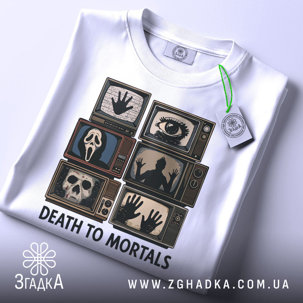 Футболка хорор стиль, біла, зображена зверху, фон світлий, принт на футболці той же, що і на попередньому фото, з додатковою етикеткою зеленого кольору, що підкреслює стиль.