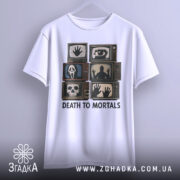 Футболка хорор стиль, біла, зображена з фронтального ракурсу, фон нейтральний, принт повторює попередні зображення з телевізорами та текстом 'DEATH TO MORTALS', виглядає стильно та жахливо.