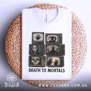 Футболка хорор стиль, біла, зображена зверху на плетеній основі, фон натуральний, принт той же, що і на інших фото, з акцентом на текст 'DEATH TO MORTALS', що підкреслює тематику жахів.