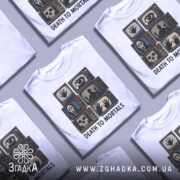 Футболка хорор стиль, біла, зображена з фронтального ракурсу, фон нейтральний, принт складається з кількох телевізорів з жахливими зображеннями, такими як череп, руки та око, текст 'DEATH TO MORTALS' під принтом.