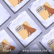 Футболка кінь don't push, біла футболка на манекені, ракурс спереду, фон світло-сірий, принт з зображенням коня, що сидить, з текстом 'DON'T PUSH THE HORSES' у бульбашці.