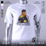 Футболка кінь don't push, біла, зображена на манекені, фон світло-сірий, принт з конем у чорному костюмі та капелюсі, з боксерськими рукавичками, напис великими літерами під принтом.