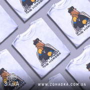 Футболка кінь don't push, біла, зображена на манекені, фон світло-сірий, принт з конем у чорному костюмі та капелюсі, з боксерськими рукавичками, напис великими літерами під принтом.