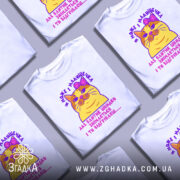 Футболка кішка малишечка, біла, зображена на манекені, фон світло-сірий, принт з жовтою кішкою з рожевим бантиком та текстом на українській мові.