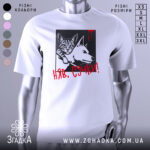 Футболка кіт бунтар, біла, зображена на манекені, фон світло-сірий, принт з котом і собакою в чорному квадраті, червоний напис 'НЯВ, СУЧКИ!' з краплинами червоного.