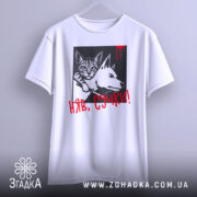 Футболка кіт бунтар, біла, підвішена на вішалці, фон світло-сірий, принт з котом і собакою в чорному квадраті, червоний напис 'НЯВ, СУЧКИ!' з краплинами червоного.