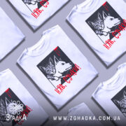 Футболка кіт бунтар, біла, зображена на манекені, фон світло-сірий, принт з котом і собакою в чорному квадраті, червоний напис 'НЯВ, СУЧКИ!' з краплинами червоного.