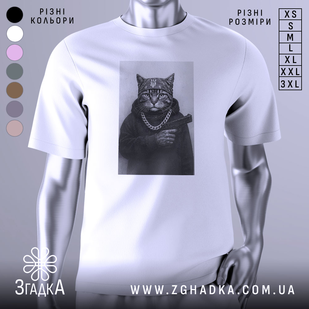Футболка кіт гангстер стиль, біла футболка з принтом кота в гангстерському стилі, ракурс спереду, фон світло-сірий, принт зображує кота в капелюсі та з пістолетом, на шиї ланцюг.