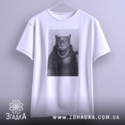 Футболка кіт гангстер стиль, біла футболка з принтом кота в гангстерському стилі, ракурс спереду, фон світло-сірий, принт зображує кота в капелюсі та з пістолетом, на шиї ланцюг, підвішена на вішалці.