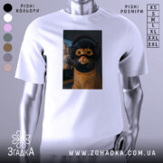 Футболка кіт геймер, біла, зображена з фронтального ракурсу, на фоні світло-сірого градієнту, принт з котом у навушниках та масці геймера, з виразними очима та деталями шерсті.