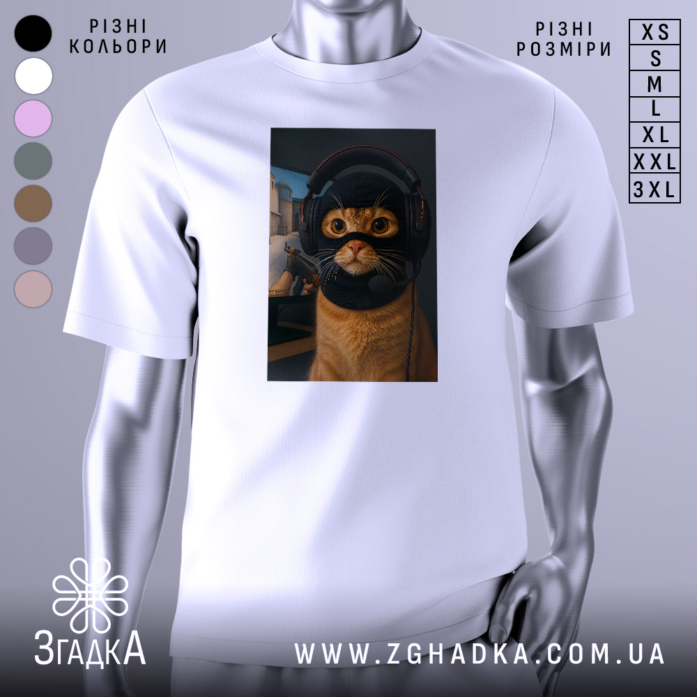 Футболка кіт геймер, біла, зображена з фронтального ракурсу, на фоні світло-сірого градієнту, принт з котом у навушниках та масці геймера, з виразними очима та деталями шерсті.