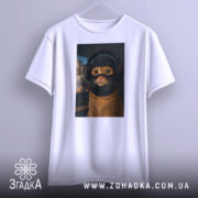 Футболка кіт геймер, біла, зображена з фронтального ракурсу, на фоні світло-сірого градієнту, принт з котом у навушниках та масці геймера, з виразними очима та деталями шерсті.