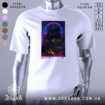 Футболка кіт якось живу, біла, зображена з фронтального ракурсу, на фоні світло-сірого градієнту, принт з котом у чорному костюмі, що тримає келих червоного вина та монети, з неоновим колом навколо голови кота.