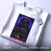 Футболка кіт якось живу, біла, зображена з верхнього ракурсу, на фоні світло-сірого градієнту, принт з котом у чорному костюмі, що тримає келих червоного вина та монети, з етикеткою на комірці.