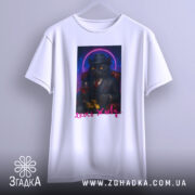 Футболка кіт якось живу, біла, зображена з фронтального ракурсу, на фоні світло-сірого градієнту, принт з котом у чорному костюмі, що тримає келих червоного вина та монети, з неоновим колом навколо голови кота.