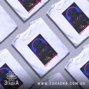 Футболка кіт якось живу, біла, зображена з фронтального ракурсу, на фоні світло-сірого градієнту, принт з котом у чорному костюмі, що тримає келих червоного вина та монети, з неоновим колом навколо голови кота.