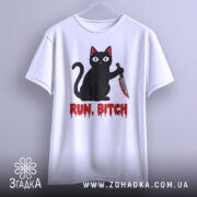 Футболка кіт маніяк, біла, зображена на вішалці, фон градієнтний сірий, принт чорного кота з ножем і написом 'RUN, BITCH' червоним кольором.