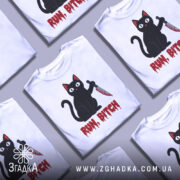 Футболка кіт маніяк, біла, зображена на манекені, фон градієнтний сірий, принт чорного кота з ножем і написом 'RUN, BITCH' червоним кольором.