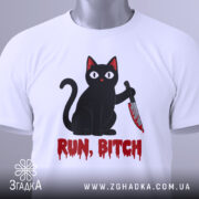 Футболка кіт маніяк, біла, складена на поверхні, фон світлий, принт чорного кота з ножем і написом 'RUN, BITCH' червоним кольором, на футболці є етикетка.