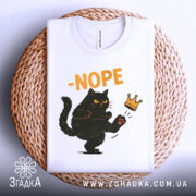 Футболка кіт мем, біла, зображена зверху, фон нейтральний, принт з чорним котом, що піднімає лапу, з написом '-NOPE' жовтого кольору, розташована на плетеній основі.