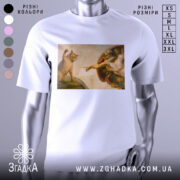 Футболка кіт Мікеланджело, біла, зображена на манекені, фон світло-сірий, принт з котом і людиною в стилі Мікеланджело, яскраві кольори, деталі малюнка чітко видимі.