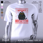 Футболка кіт на Різдво, біла, зображена на манекені, фон нейтральний, принт з чорним котом у різдвяних гірляндах і шапці Санти, текст 'MEOWY CATMAS' червоним кольором.