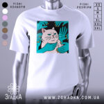 Футболка кіт незалежність, біла, зображена на манекені, фон світло-сірий, принт з котом та руками, що його обіймають, яскраві кольори принта.