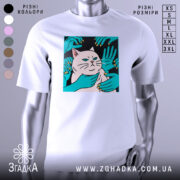 Футболка кіт незалежність, біла, зображена на манекені, фон світло-сірий, принт з котом та руками, що його обіймають, яскраві кольори принта.