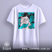 Футболка кіт незалежність, біла, підвішена на вішалці, фон світло-сірий, принт з котом та руками, що його обіймають, чіткі деталі принта.