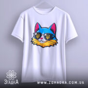 Футболка кіт патріот білого кольору, підвішена на вішалці, ракурс спереду, фон світло-сірий, принт з котом у сонцезахисних окулярах з жовто-блакитним гербом України.