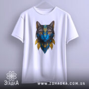 Футболка Кіт Патріот білого кольору, підвішена на вішалці, фон світло-сірий, принт з котом з блакитним обличчям та жовтими деталями, на грудях розташований герб України.