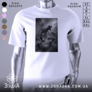 Футболка кіт проти динозавр, біла, зображена на манекені, фон світло-сірий, принт зображує кота, що лежить на спині, з динозаврами на задньому плані.