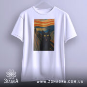 Футболка кіт стиль Мунка, біла, підвішена на вішалці, фон світло-сірий, принт з чорним котом з великими жовтими очима на фоні абстрактного пейзажу.