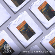 Футболка кіт стиль Мунка, біла, зображена на манекені, фон світло-сірий, принт з чорним котом з великими жовтими очима на фоні абстрактного пейзажу.